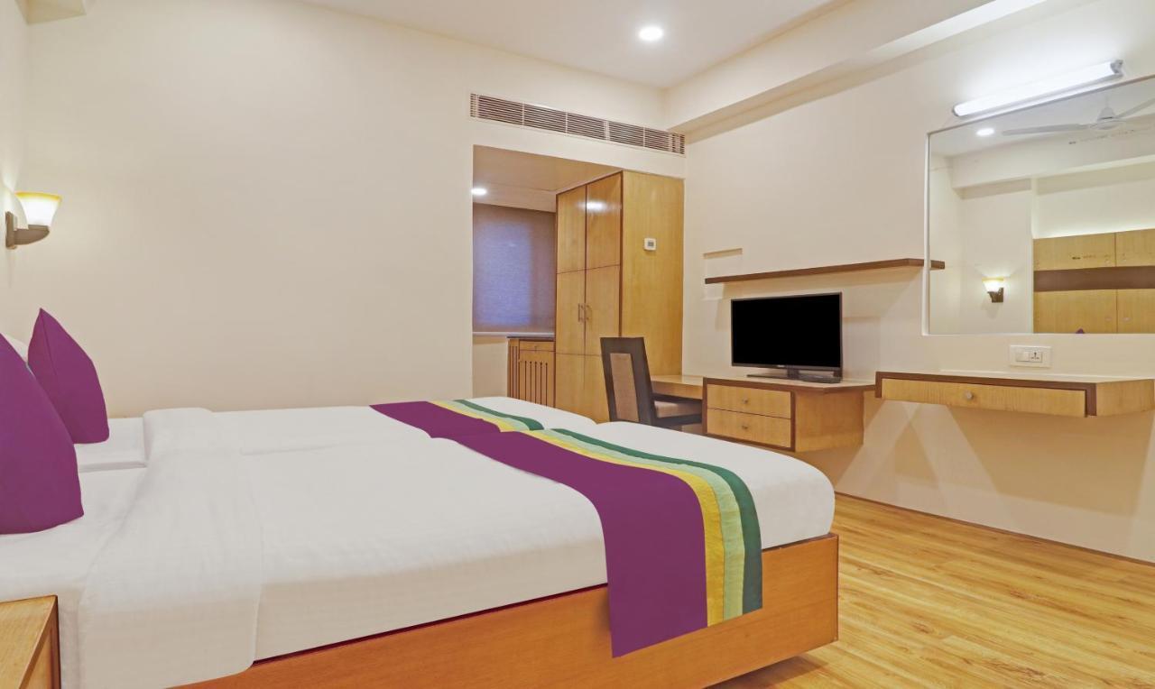 Treebo Premium Seven Lake View Hotel Hyderabad Exterior photo